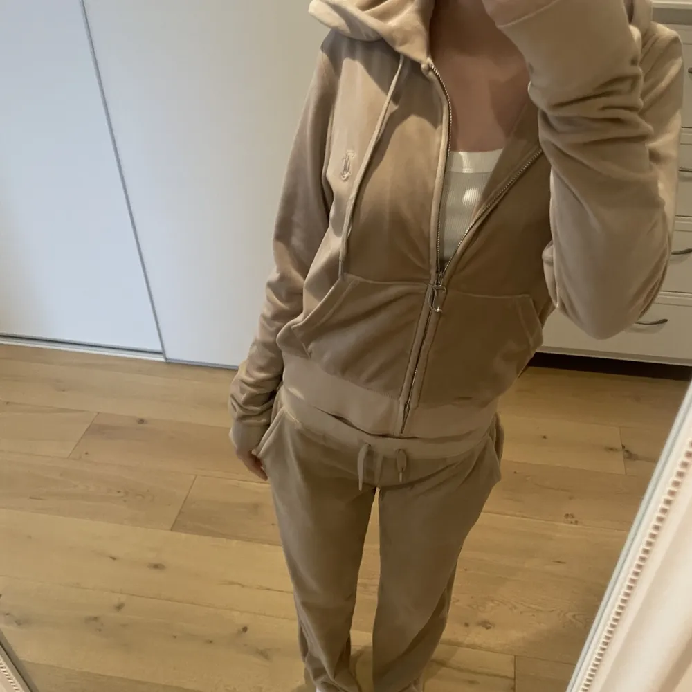 Säljer mitt fina fina juicy set 💞 Säljer pga att jag inte använder det längre. Jag är 166cm och de går ner till golvet till mig, de är Low Rise varianten. Ett nytt set kostar runt över 2000 så därför säljer jag mitt för 1000 😇. Hoodies.