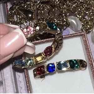 Hoops kristaller - Hoops med kristaller från asos!💕 aldrig använda så i superbra skick 🤝 använd gärna köp nu 🥳