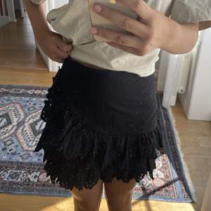 Svart kjol ifrån Zara i storlek S! Verkligen superfin men lite för liten på mig 💕 150kr plus frakt 👍🏻