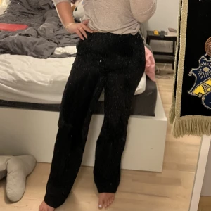 Svarta kostymbyxor  - Jag säljer mina super sköna och snygga kostymbyxor från madlady, då dom sällan kommer till användning. Byxorna matchar till allt och är väldigt sköna att ha på sig.
