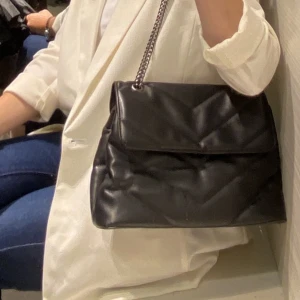 Väska  - Superfin YSL inspirerad väska från even & odd som knappt är använd, väskan är även super rymlig 😄 Köparen står för frakt. 