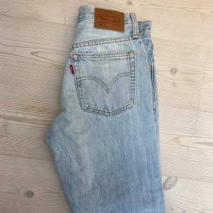Ett par Levis jeans i storlek S men skulle snarare säga xs. Alldrig använda!