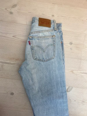 Levis jeans  - Ett par Levis jeans i storlek S men skulle snarare säga xs. Alldrig använda!