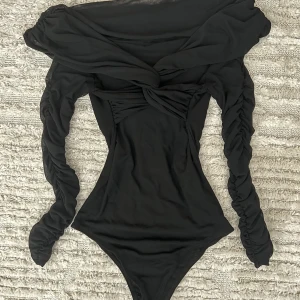 Body - Snygg fest body som man kan ha offshoulder eller inte som man vill. Har en spricka i fodret men ingen som syns när man har på sig den. Strl S nypris 399