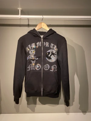Aim for the moon fullzip - Säljer nu en sjukt snygg och trendig Aim for the moon fullzip hoodie. Den är i väldigt bra skick men lite använd därav ca 8/10 i skick. Denna tröja är limiterad och säljes inte för tillfället. Hör gärna av er för fler frågor! Mvh SthlmStil Resell