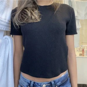 Zara topp - Säljer denna topp i rosa, köpt på plick men har aldrig använt den själv! Storlek L men har vanligtvis Xs/S och den sitter verkligen mer som en S.