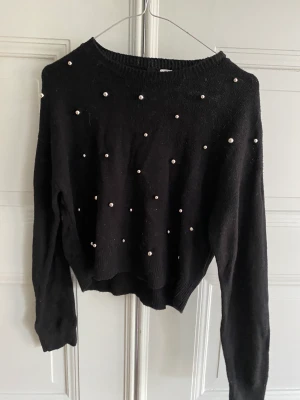 Stickad tröja - Stickad tröja med glitter på