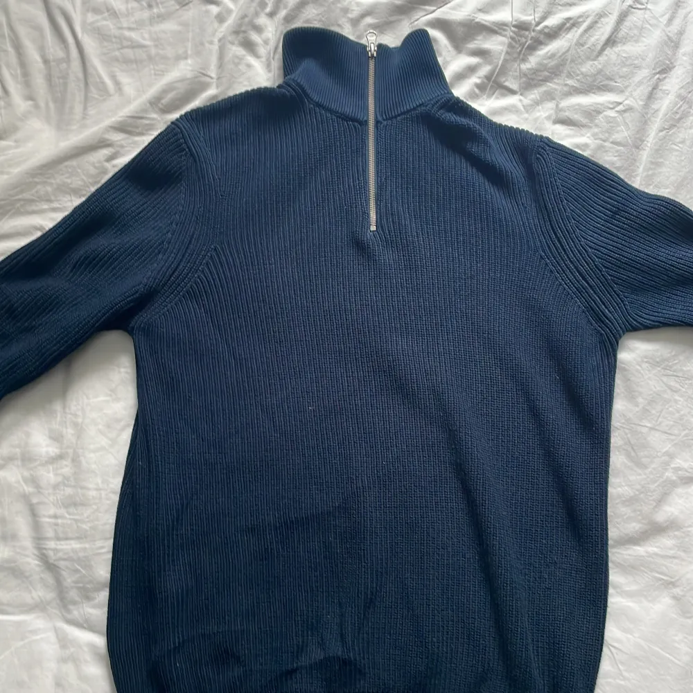 Säljer nu denna snygga blåa zip tröjan från Zara. Tröjan är perfekt nu till hösten och är i storlek M men passar även S.  Passar med många outfits. Nypriset ligger på 499 kr. Skicket är 8/10 och har använt den i ett par månader. . Tröjor & Koftor.
