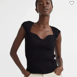 Stickad tröja - Jättesnygg stickad tröja/topp som är perfekt till hösten! 🙌 Passar  S-M beroende på hur man vill att den sitter!! Aldrig använd och lappen finns kvar, köpt för 399 kr och säljs för 200 + frakt 🩷🩷