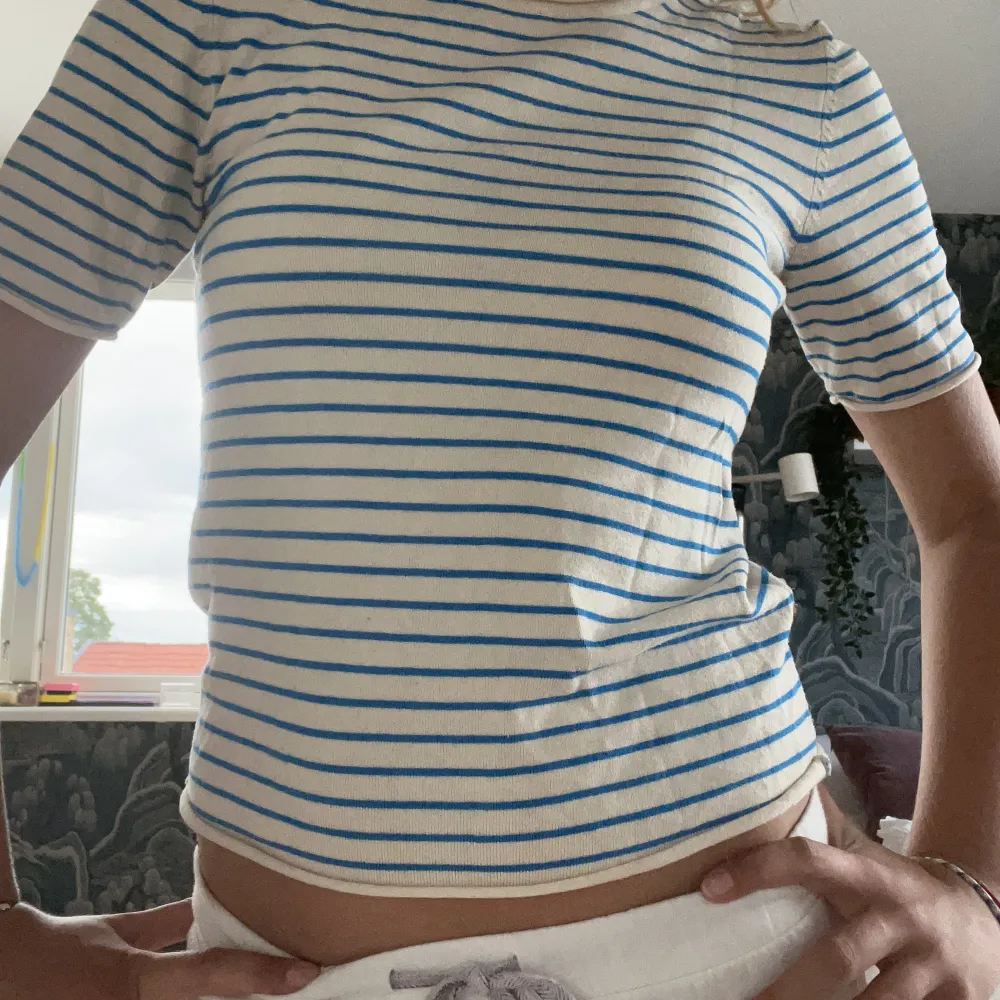 Jätte fin stickad t-shirt från zara använd fåtal gånger som är jätte skön. . Toppar.