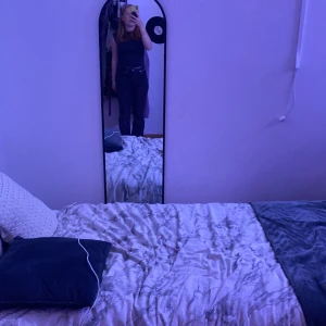 Svarta bootcut jeans - Svarta högmidjade bootcut jeans från Ullared, bra skick!