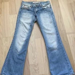 Ljusblå jeans diesel - Ett par ljusblå vintage jeans från diesel i storlek 28💞 passar folk som är runt 160 - 165 💞