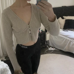 TOPP - Croppad fin beige topp som är lite tjockare i materialet. Toppen är i storlek L, och jag är vanligtvis i storlek XS/S. Går även att knäppa upp knapparna och använda som kofta☺️