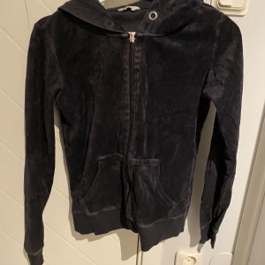 Hoodie - Svart Hoodie från Cubus i storlek S