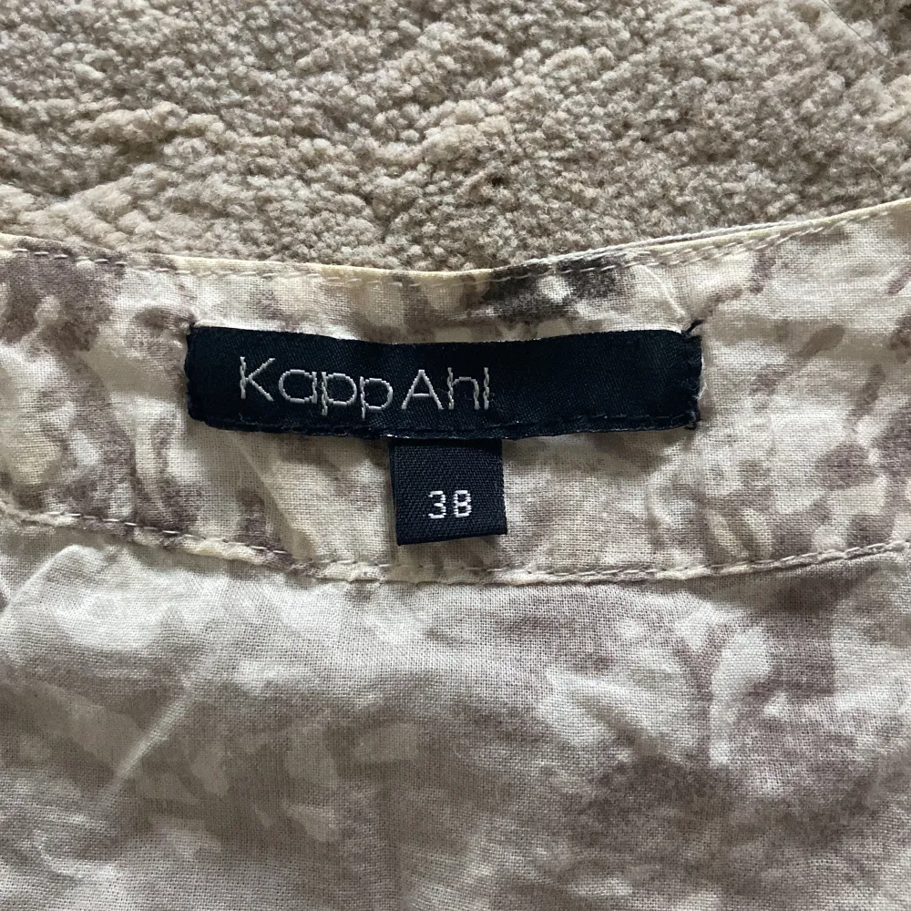 supersöt blus från Kappahl i strl 38 (S/M)🫶🏻Den jag lite mönster på sig med fina fjärilar på❤️den är beige o superfin❤️man knyter i sidorna så tygerna ”korsar” över varandra😻V-ringad✨. Blusar.