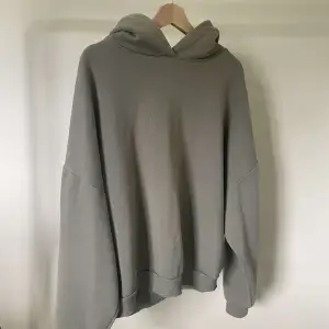 Säljer denna fina hoodie från Nelly i storlek M. Den har fått några få, knappt synliga, blekta fläckar (bild 2 och 3) på ena ärmen och fram på tröjan! Bortsätt ifrån de, en super skön hoodie till vintern!🤍 