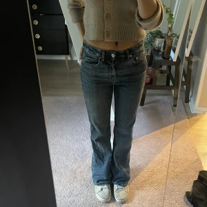 Filippa K jeans  - Säljer mina Filippa K jeans som är i nyskick och köpta för 2200. Modellen är midwaist straight leg. De står att det är i storlek 25 vilket jag skulle säga är storlek S & 36. Jag är 172 cm lång och dessa passar perfekt i längden. 
