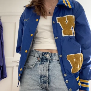 College jacka - Säljer min college jacka som jag köpte här på plick för ett par år sedan. Knappt använd och är eprrfekt till vår/höst!