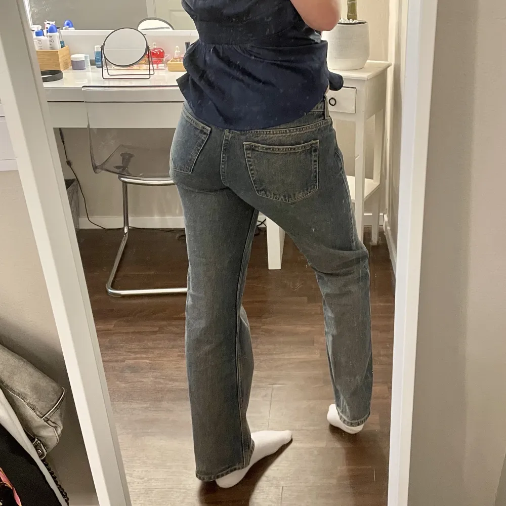 Säljer de populära lågmidjade Weekday jeansen i modellen Arrow! Skriv för fler bilder💗                        . Jeans & Byxor.