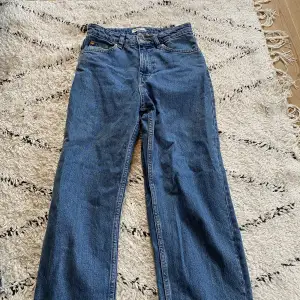 Säljer ett par Lindex Jeans har använt de två gånger sen har jag inte haft användning för de mer. De är i stoleken 34.🥰