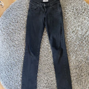 Fina stradivarius jeans straigth leg - Strl 32, fint skick inga defekter förutom att de är mjukare pga användning. Säljes pga för små! Köpare står för frakt.