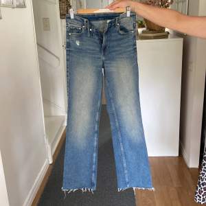 Jeans i storlek 34 bootcut high jeans, jeansen är avklippta beninnerlängden är ca 80 cm 