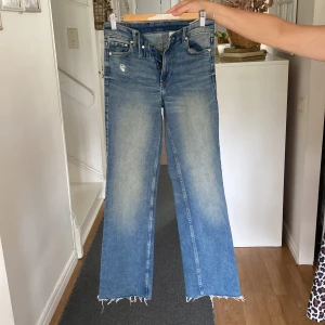 Jeans från hm  - Jeans i storlek 34 bootcut high jeans, jeansen är avklippta beninnerlängden är ca 80 cm 