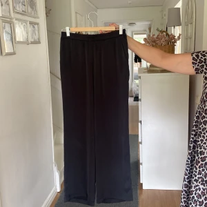 Satinbyxa storlek S från bikbok  - Satinbyxa från bikbok i storlek S upplagda hos skräddare, beninnerlängd-71 cm 