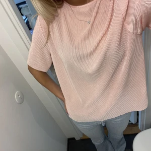 Rosa blus  - Rosa blus ifrån jdy. Går både att klä upp och klä ner. Skriv för fler bilder ☺️
