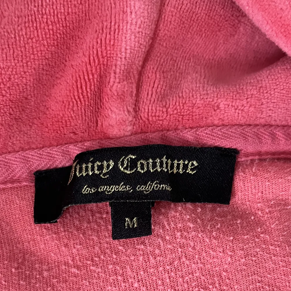 Säljer nu min gammla juicy couture kofta , lite nopprig på insidan men jätte fint skick på utsidan, Den är i storlek m men sitter som en xs/s💞. Tröjor & Koftor.
