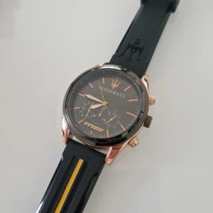 Maserati klocka - Svart, rosa guld maserati klocka med gummi band, bra skick 8/10. priset kan diskuteras 