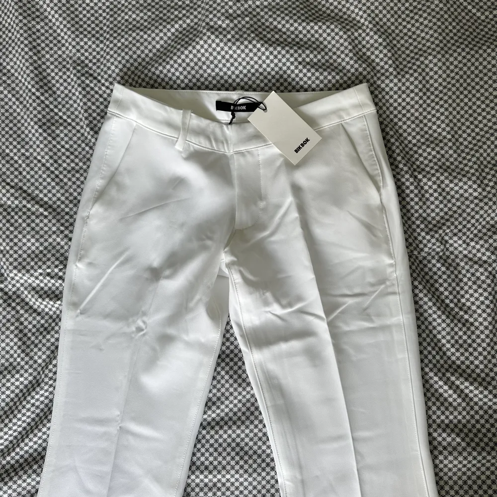 Vita lågmidjade kostymbyxor från bikbok i petite🫶 Helt nya, prislapp sitter kvar. Slutsåld. Kostymer.