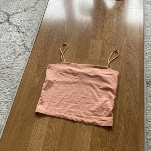 Basic linne från Gina Tricot  M  - En basic topp aprikos färgad från Gina Tricot i storlek M 