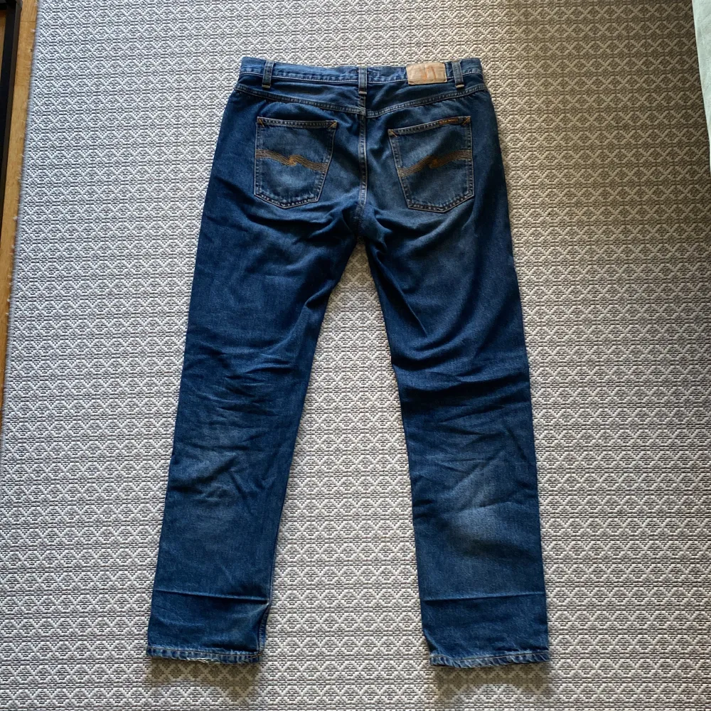 Riktigt feta jeans från Nudie i modellen ”Gritty Jackson” i färgen Blue slate || skick 9/10 lite slitna längst ner vid vänster ben men inget som man märker i första hand || nypris: 1600 || vid frågor kontakta mig via DM. Jeans & Byxor.
