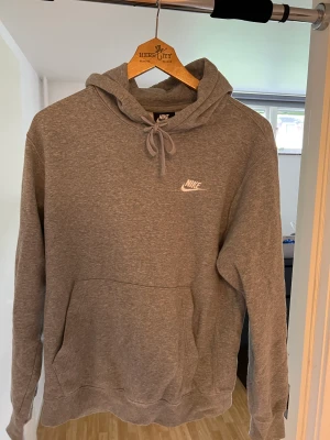 Nike hoodie - Grå Nike hoodie som har används i ett år lite då och då😀 Hoodien är i skicket 8/10 då den inte har några synliga defekter som som sagt så har den används  Storleken är xs! Nypris: 749 kr