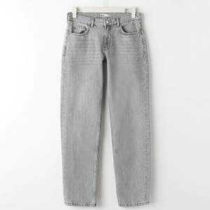 Gråa lågmidjade jeans från Gina. Dom är uppsydda (proffesionellt) så passar dig som är lite kortaste, 150-155 cm! Kan skicka exakta mått! Använda men väldigt bra skick, Skicka prisförslag om du är intresserad. Säljer billigt vid snabb affär!!
