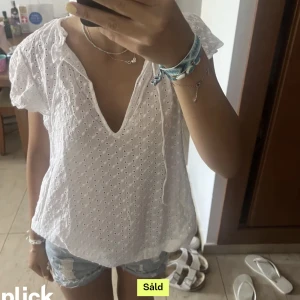 Vit blus - Supersöt blus köpt här på plick. Säljer då den inte kommer till användning - endast provad och har inga defekter. Inte mina bilder men brukar ha S. Skriv gärna om du undrar något🩷