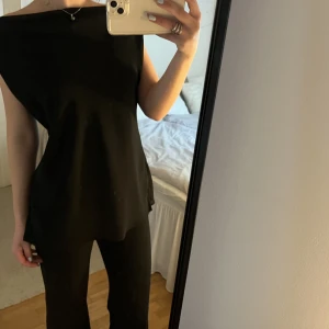 Svart fin topp XS/M - Säljer nu denna svarta topp som jag köpte på sellpy men inte fått användning för. Den går att använda på olika sätt som jag visar på bilden ex. Passar XS-M beroende på hur man vill den ska sitta. Hör av er för flera bilder eller andra frågor 💓