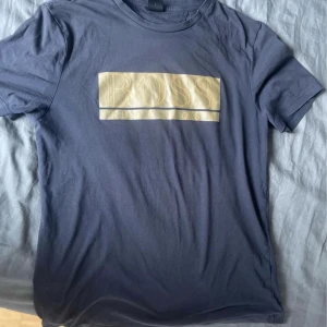 Hugo boss t shirt - En Hugo boss t shirt som jag inte använder längre tänkte sälja den till nån som är intresserad