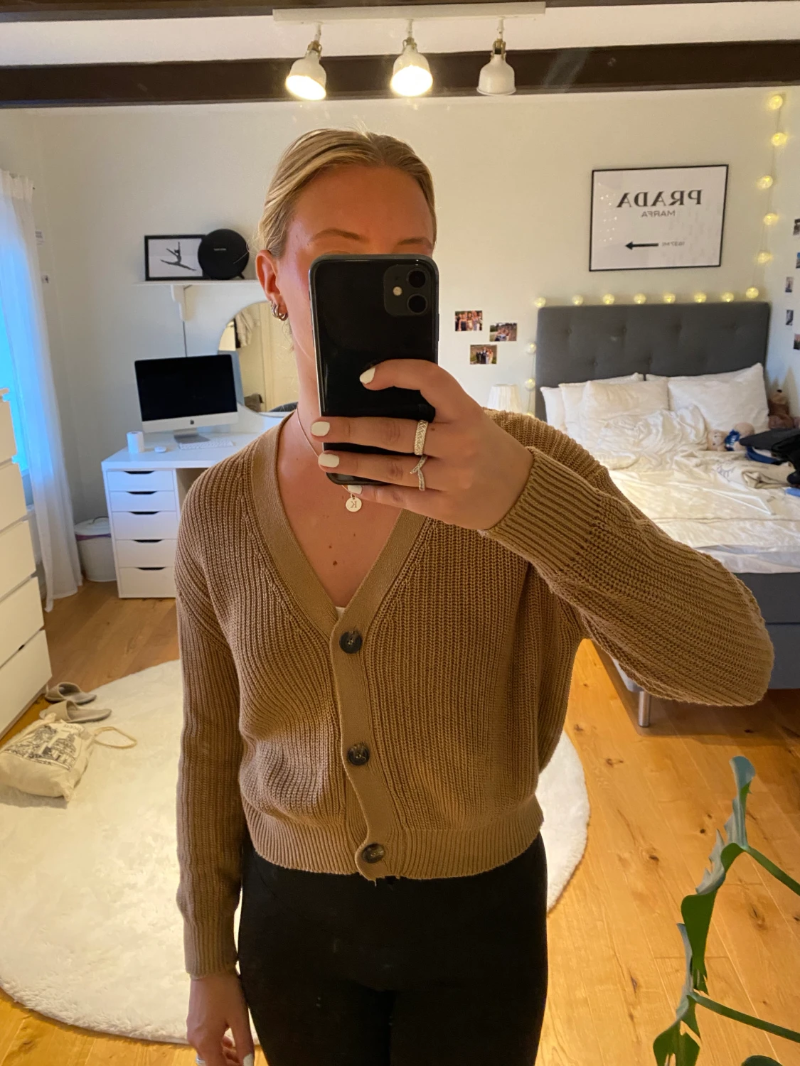 Stickad tröja med knappar