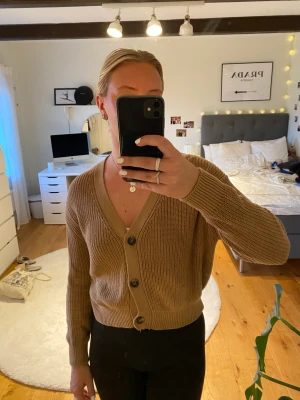 Stickad tröja med knappar - Snygg brun tröjan med knappar. Inga slitningar på tröjan och alla knappar kvar. Skicka privat för intresse