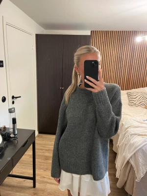 Stickad tröja - Grå stickad tröja😊