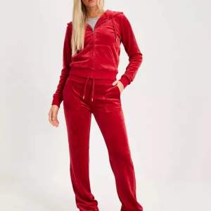 Säljer mitt röda juicy couture set eftersom det ej används!💕 både byxor och tröja i xs💕