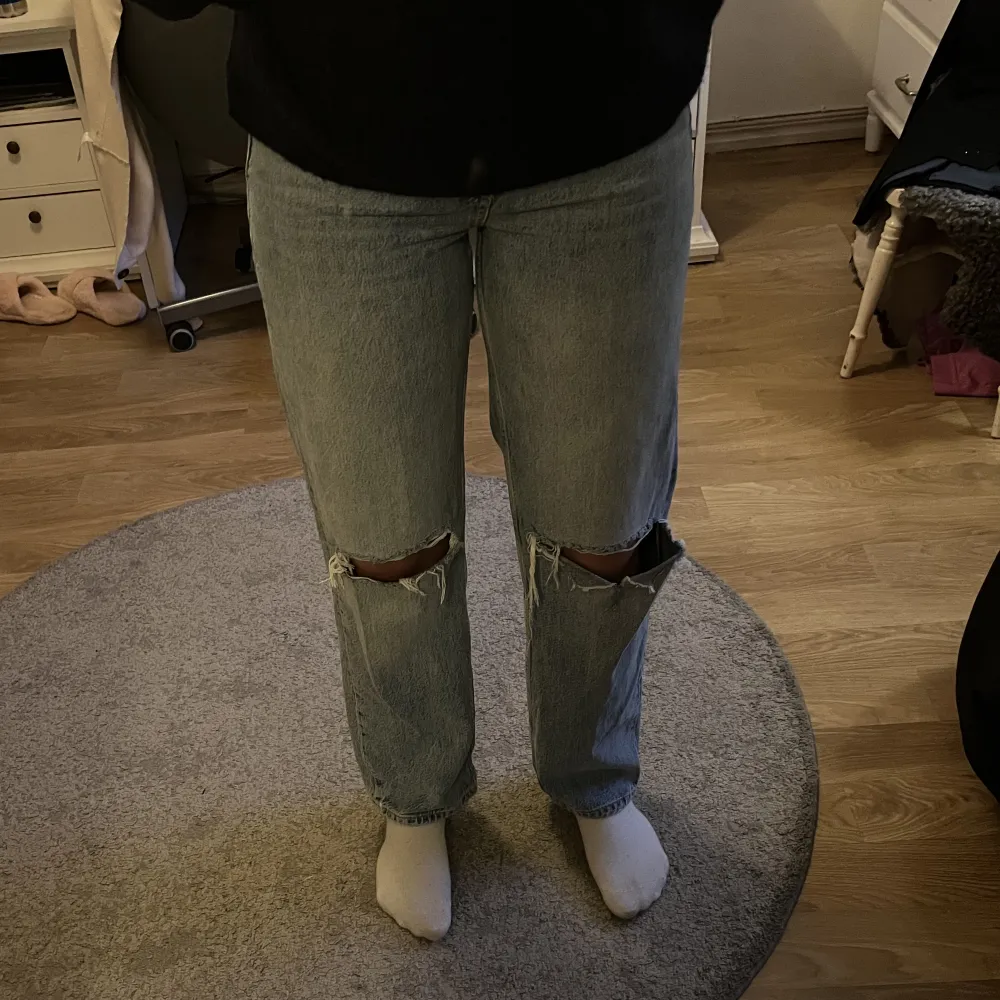 Highwaist jeans med raka ben och hål på knäna i fint skick och använda få gånger💕. Jeans & Byxor.