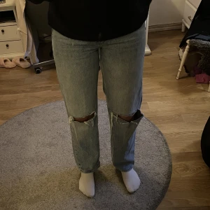 Jeans 90-tal - Highwaist jeans med raka ben och hål på knäna i fint skick och använda få gånger💕