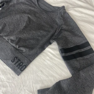 Träningströja - Säljer denna träningströja från Stronger. Använts fåtall gånger och inga defekter hittade. 💋
