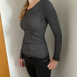 Randig tajt top - Långärmad randig topp, i fint skick! 🤍🖤30kr + frakt 🫶🏻