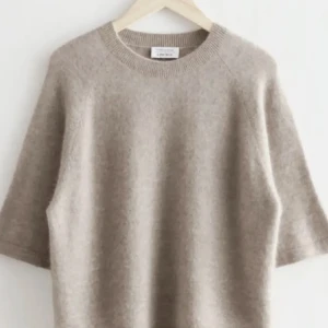 Stickad T-shirt  - Fin stickad T-shirt , använd ett fåtal gånger, bud på 460 köp direkt för 500