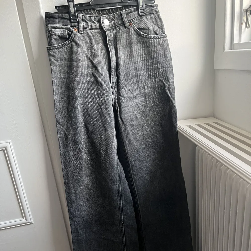 Säljer dessa gråa jeans från monki i ett mycket bra skick, storlek 27.. Jeans & Byxor.