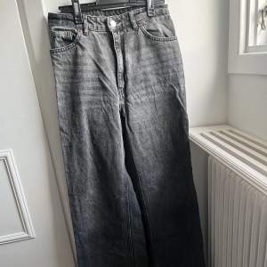 Säljer dessa gråa jeans från monki i ett mycket bra skick, storlek 27.